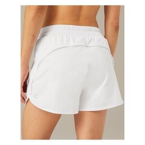 Beyond Yoga Stretch Woven In Stride Lined Shorts NEW white medium